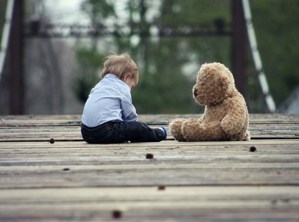 bébé face à son doudou